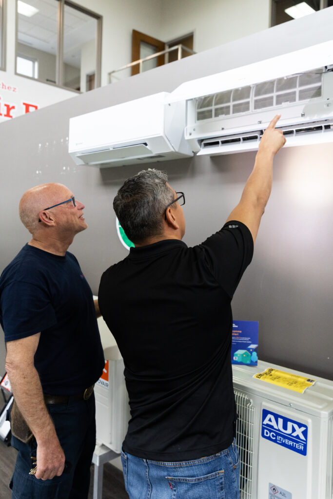 Présentation d’une thermopompe murale dans la salle d’exposition de S. Air Fortier