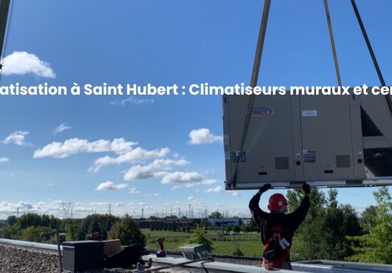 Grue soulevant un équipement de climatisation pour son installation sur un toit