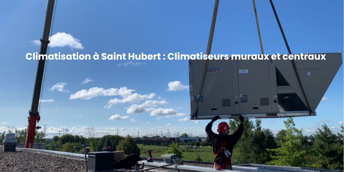 Grue soulevant un équipement de climatisation pour son installation sur un toit