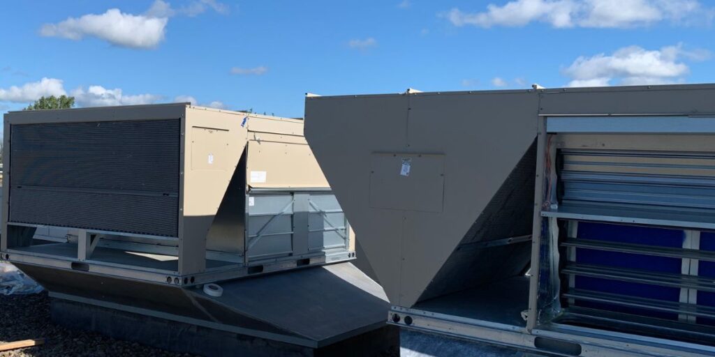 Équipements de chauffage et de climatisation sur le toit d’un bâtiment commercial