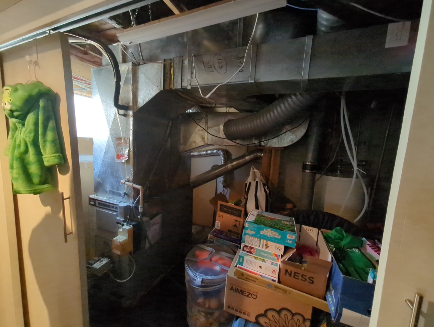 Un système de chauffage central avec conduits en métal et tuyaux isolés dans un sous-sol.