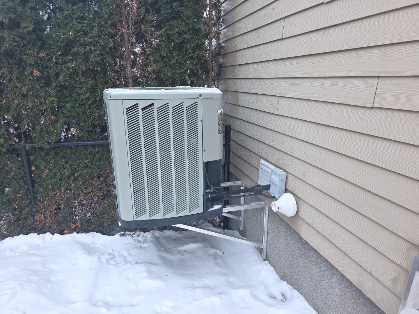 Un système de chauffage central avec conduits en métal et tuyaux isolés dans un sous-sol.