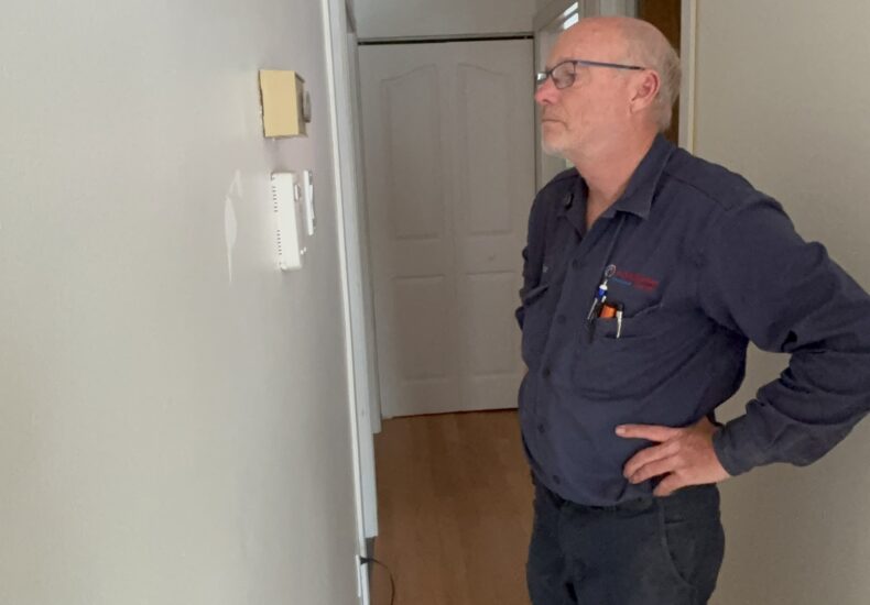 Technicien de S. Air Fortier dans un passage intérieur pendant une intervention