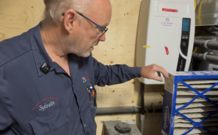 Technicien vérifiant un équipement de chauffage dans une salle mécanique
