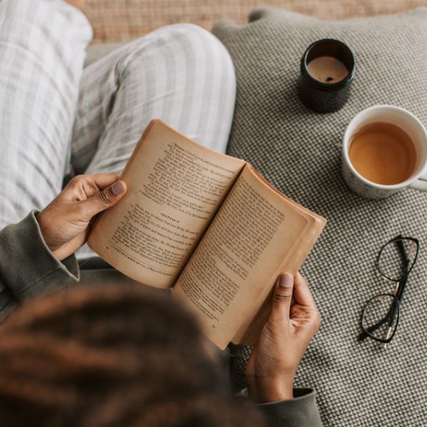 Moment de lecture avec un livre et une tasse de thé